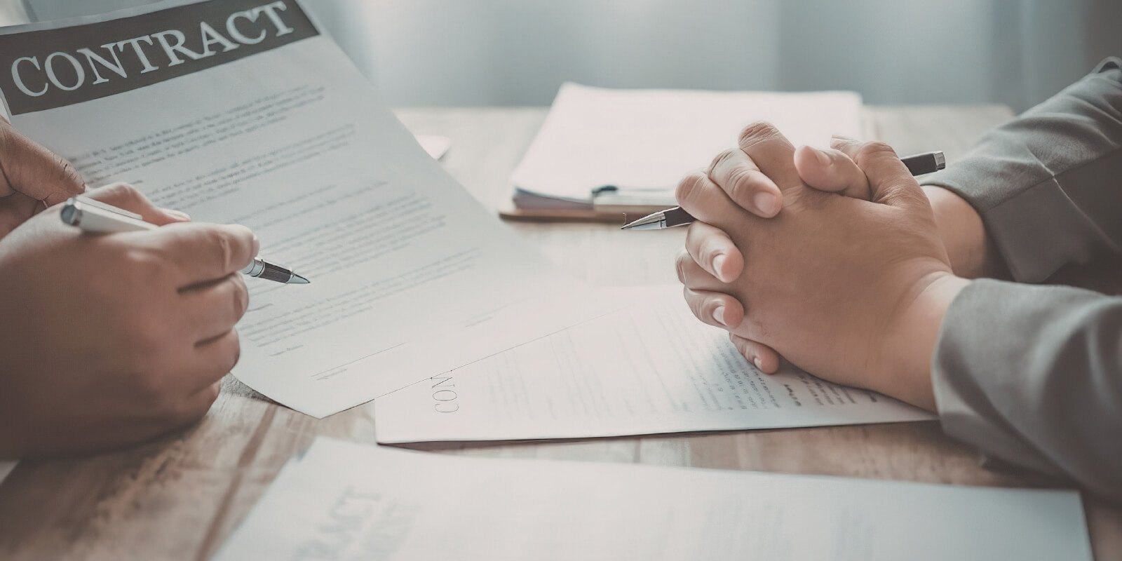 Firmar un Contrato Sin Leerlo: Consecuencias Legales Reales