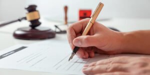 Firmar un Contrato Sin Leerlo: Consecuencias Legales Reales
